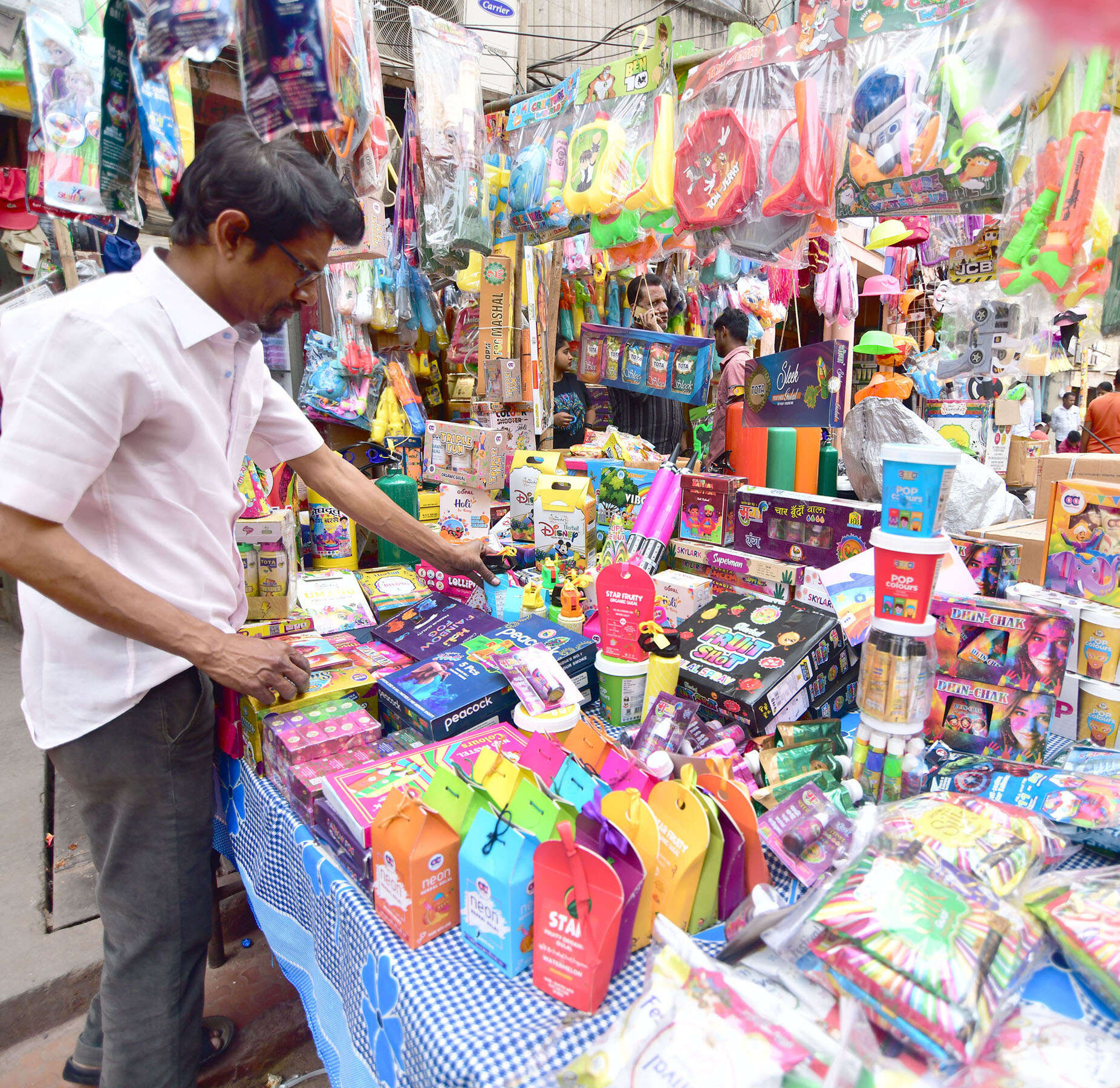 aa89c541-579b-4329-9a78-64668041f279_25-02-26_Guwahati-_Holi_Market_5.jpg
