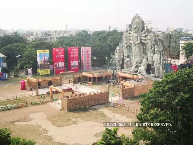 The organisers had commissioned an idol measuring 88 feet, attracting nationwide publicity and drawing visitors well before the formal puja days.