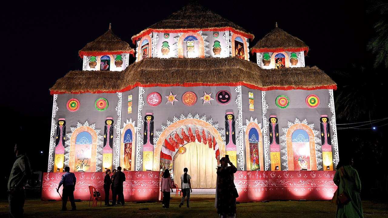 Another talked-about pandal is that of the Sadbhavana Sanskritik Samiti in Sahara Estate, Jankipuram, which is drawing inspiration from Indian folk art, rural life and traditional architecture