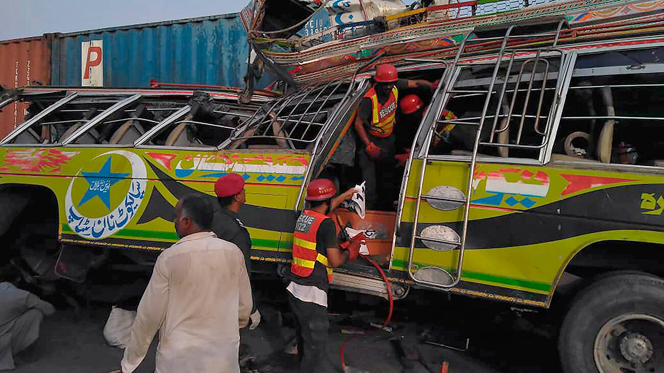 Pakistan Bus Crash Bus Crashes In Pakistan Killing 33 People And Injuring 40 World News Times Of India