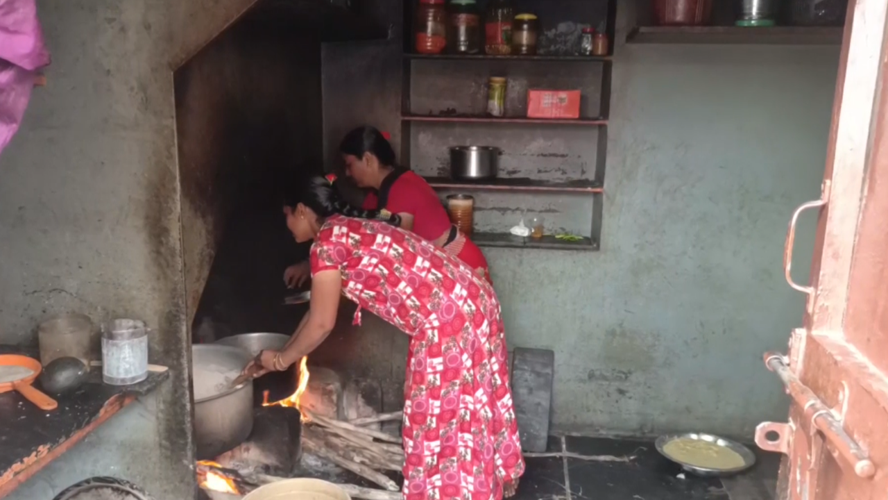 The family may live in four neighbouring houses, but there is no separate cooking.