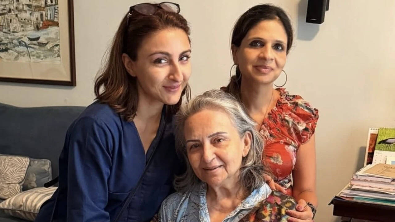 Soha ali khan with her mother veteran actor Sharmila Tagore