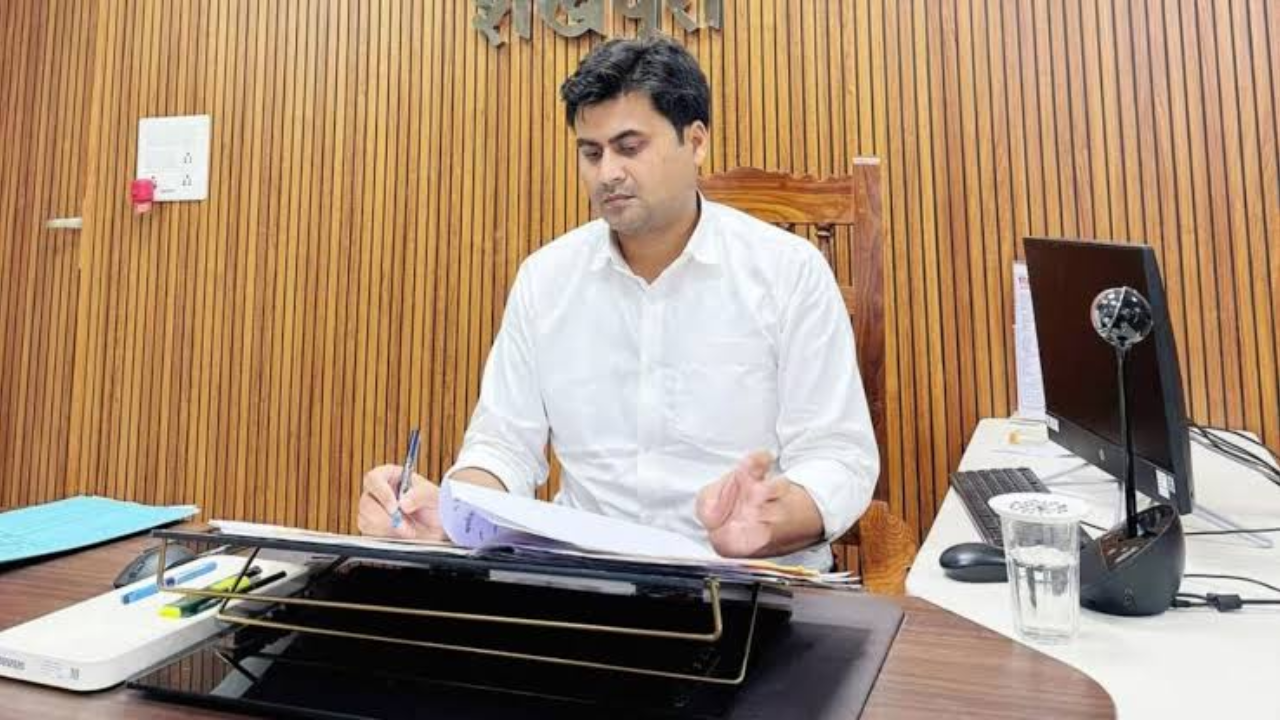 Sinha also spoke about the role his wife played during the period when he was preparing for BPSC while managing financial and family responsibilities.