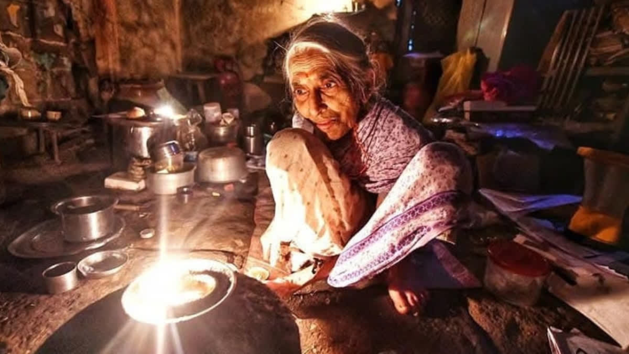 Dr Hema Sane lived without electricity at her Budhwar Peth home, saying she never felt the need for it. (Photo courtesy: ETV Bharat)<br>