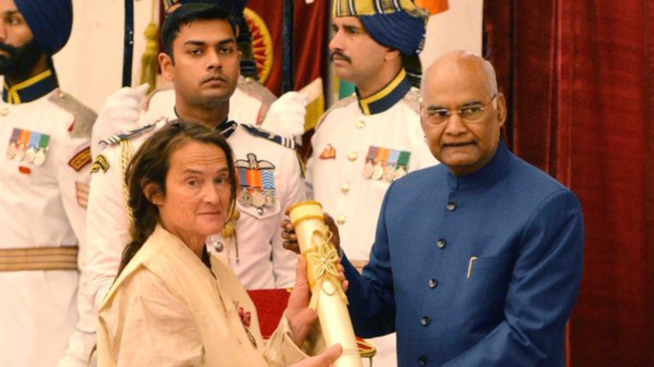 Then-President of India Ramnath Kovind presenting Padma Shri to Friederike Irina Bruning for Social Work.