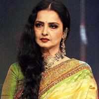 Rekha walks out on Rajinikanth