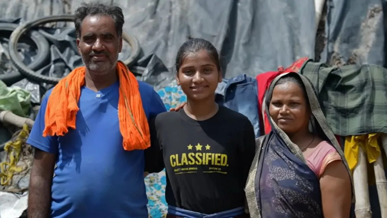 Pooja Pal with her parents; her father earns a living as a daily-wage labourer (Photo: BBC Hindi)<br>