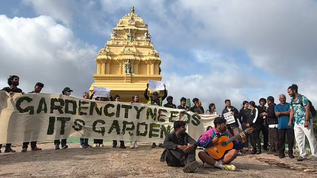 Thousands of citizens marched from the Lalbagh gates towards the rock, where they formed a human chain and hugged it.