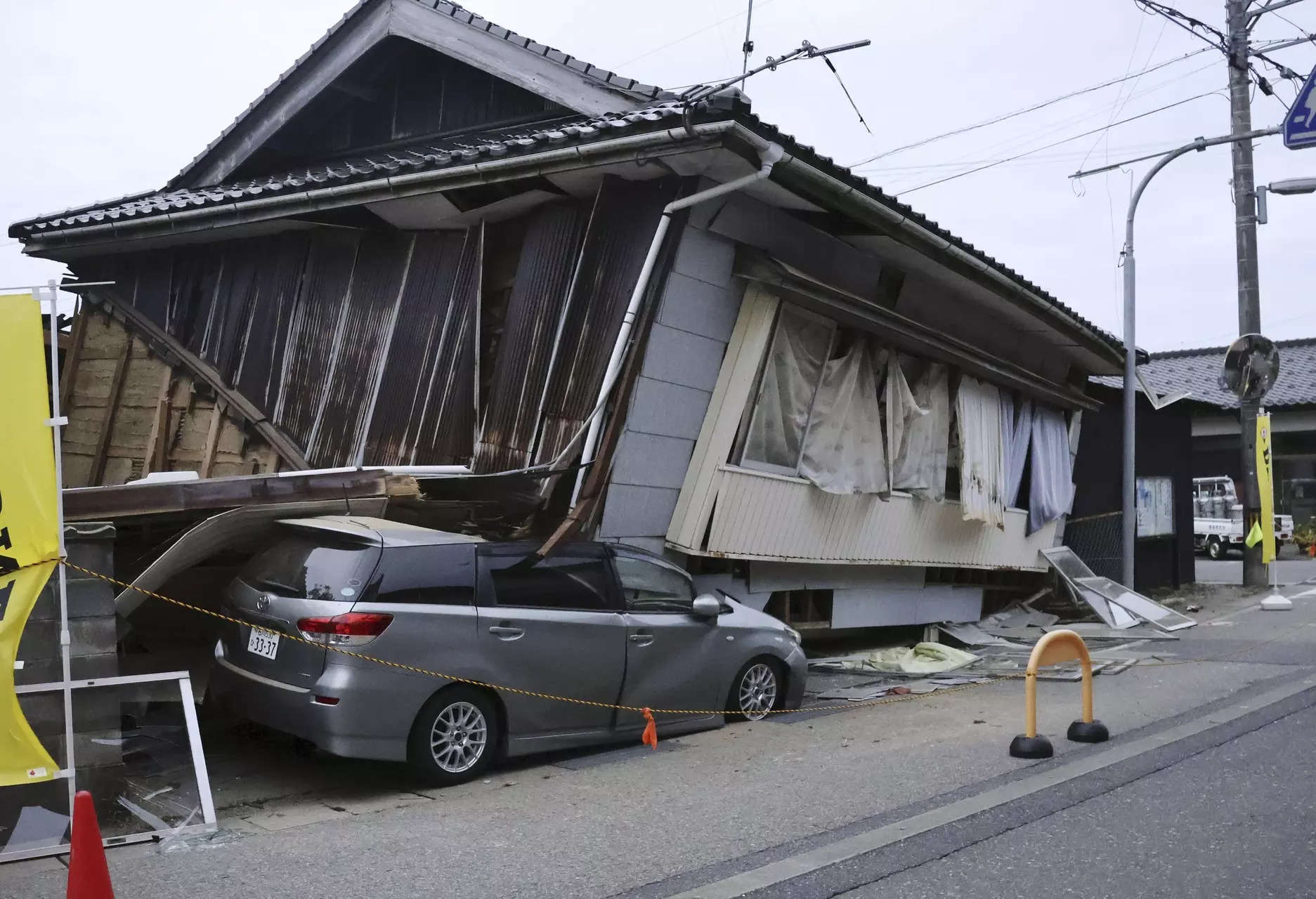 پس لرزه های ژاپن پس از زلزله که یک کشته برجای گذاشت و خانه ها را ویران کرد