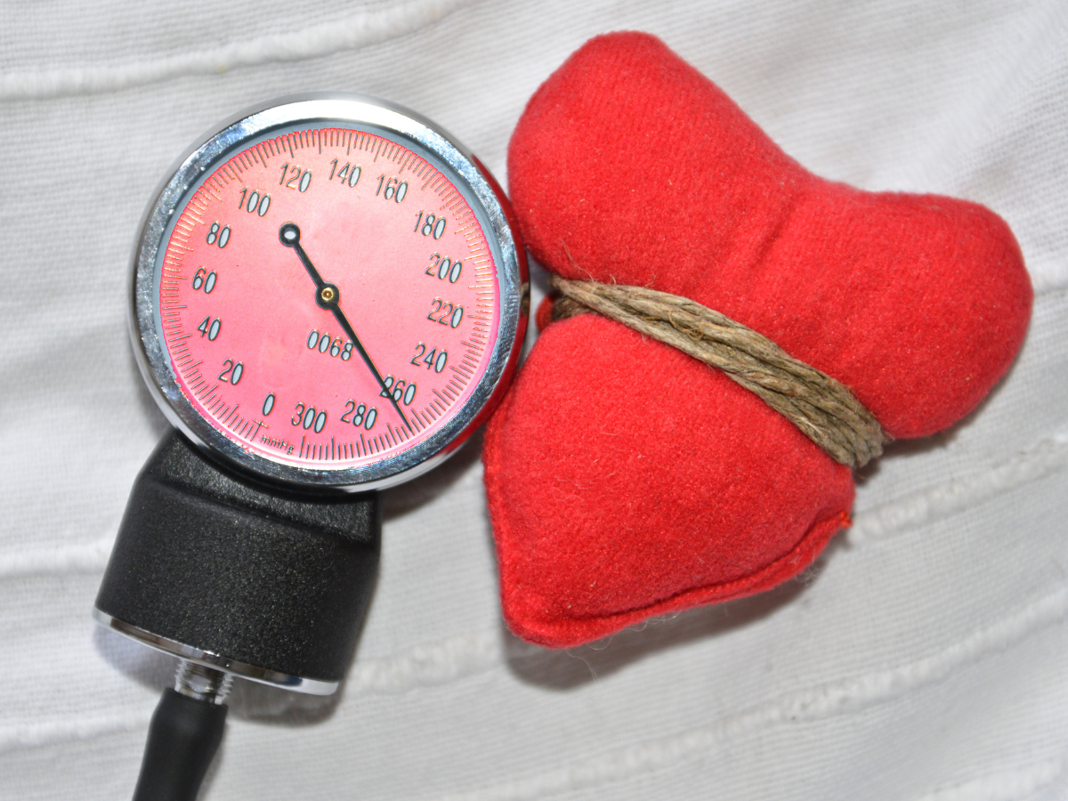علائم فشار خون بالا: یکی از عوامل اصلی که باعث فشار خون بالا می شود