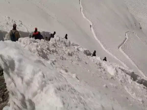 Hemkund Sahib Yatra: Larangan perjalanan dikenakan untuk anak-anak, lansia karena salju tebal |  Berita India