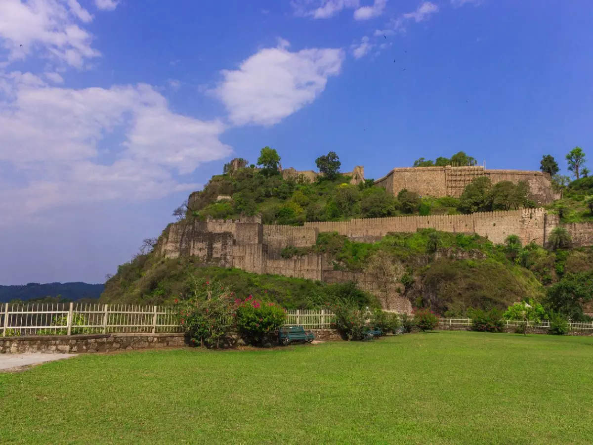 Kangra Fort: this fort in Himachal might have treasure worth crores hidden in plain sight!