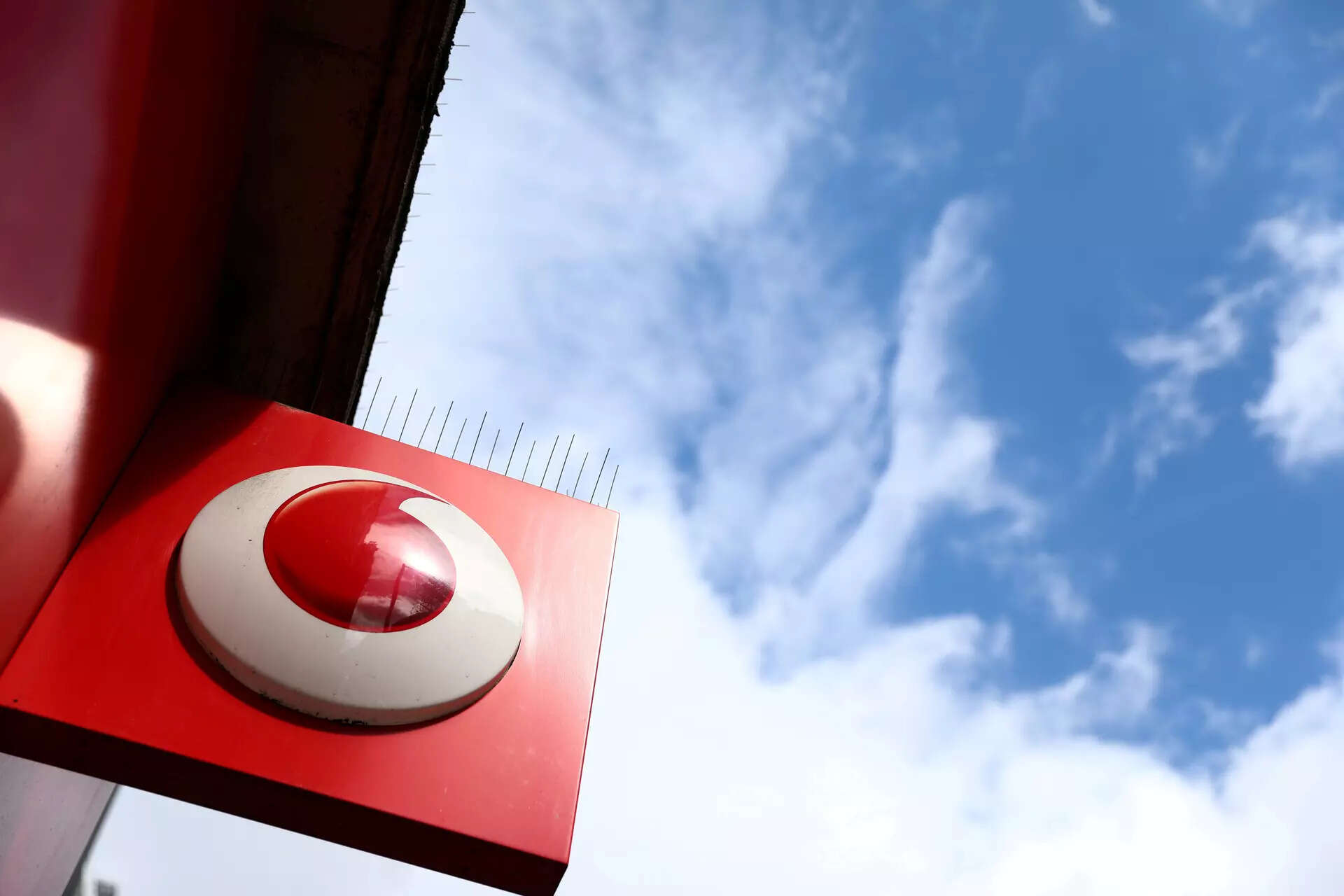 Vodafone to cut 11,000 jobs, forecasts flat earnings