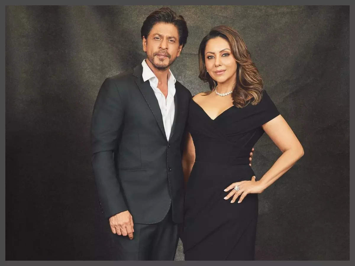 Shah Rukh Khan poses romantically with wife Gauri Khan; fans call them King and queen - See photos Hindi Movie News