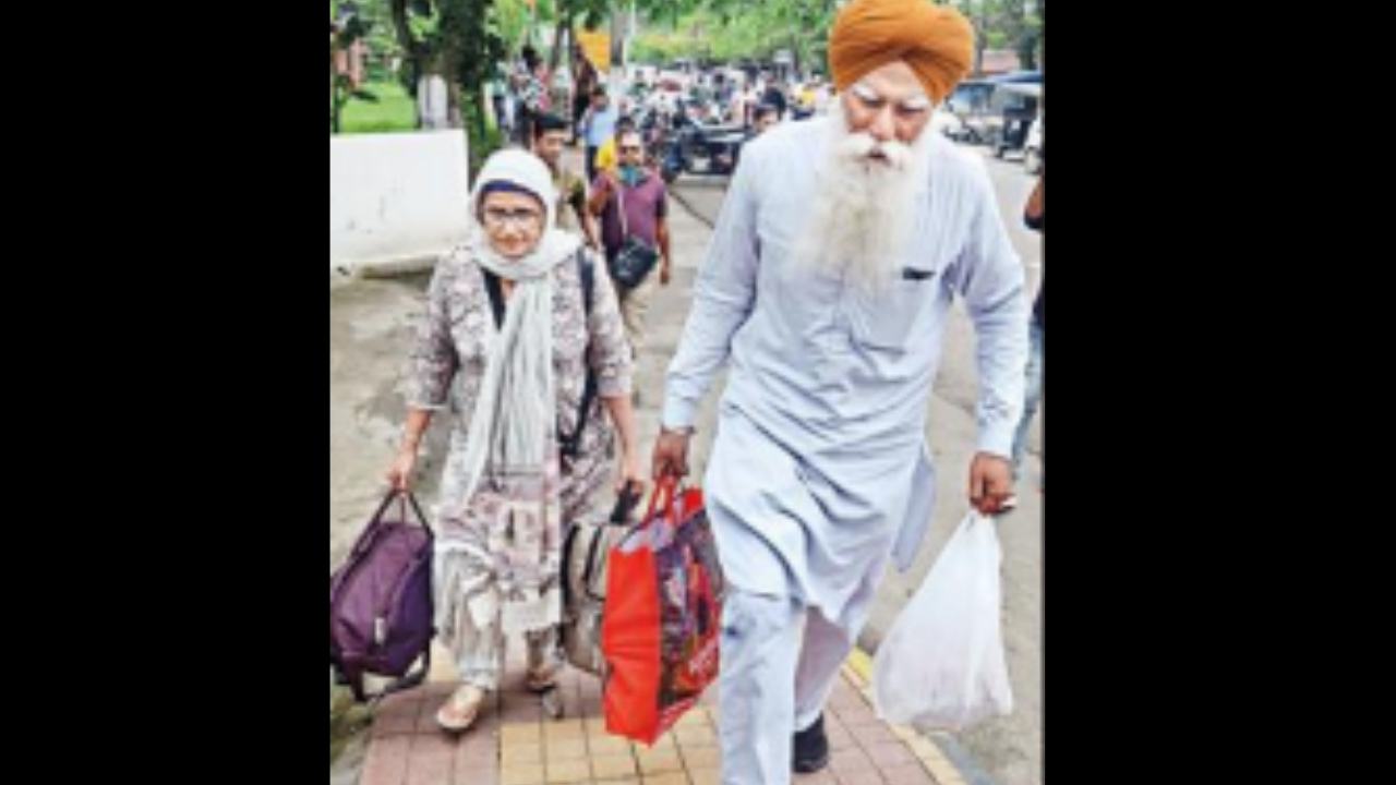 Orang tua Amritpal Singh menemuinya di penjara Dibrugarh.  berita guwahati