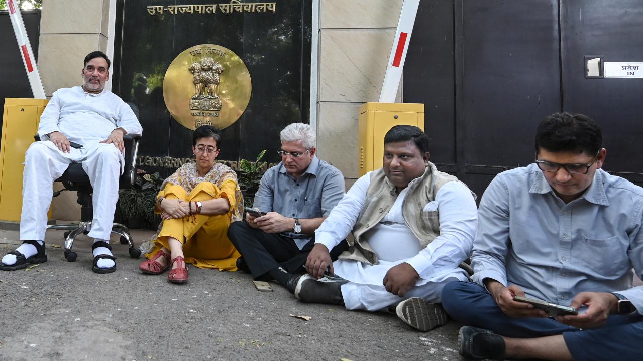 Negating Supreme Court order, Centre brings ordinance on Delhi officer postings