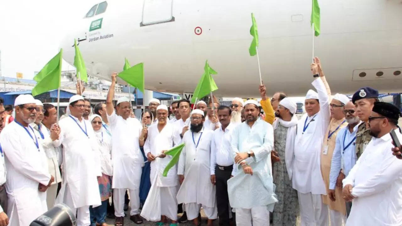 First batch of Haj pilgrims fly out of Kolkata | Kolkata News – Times of India