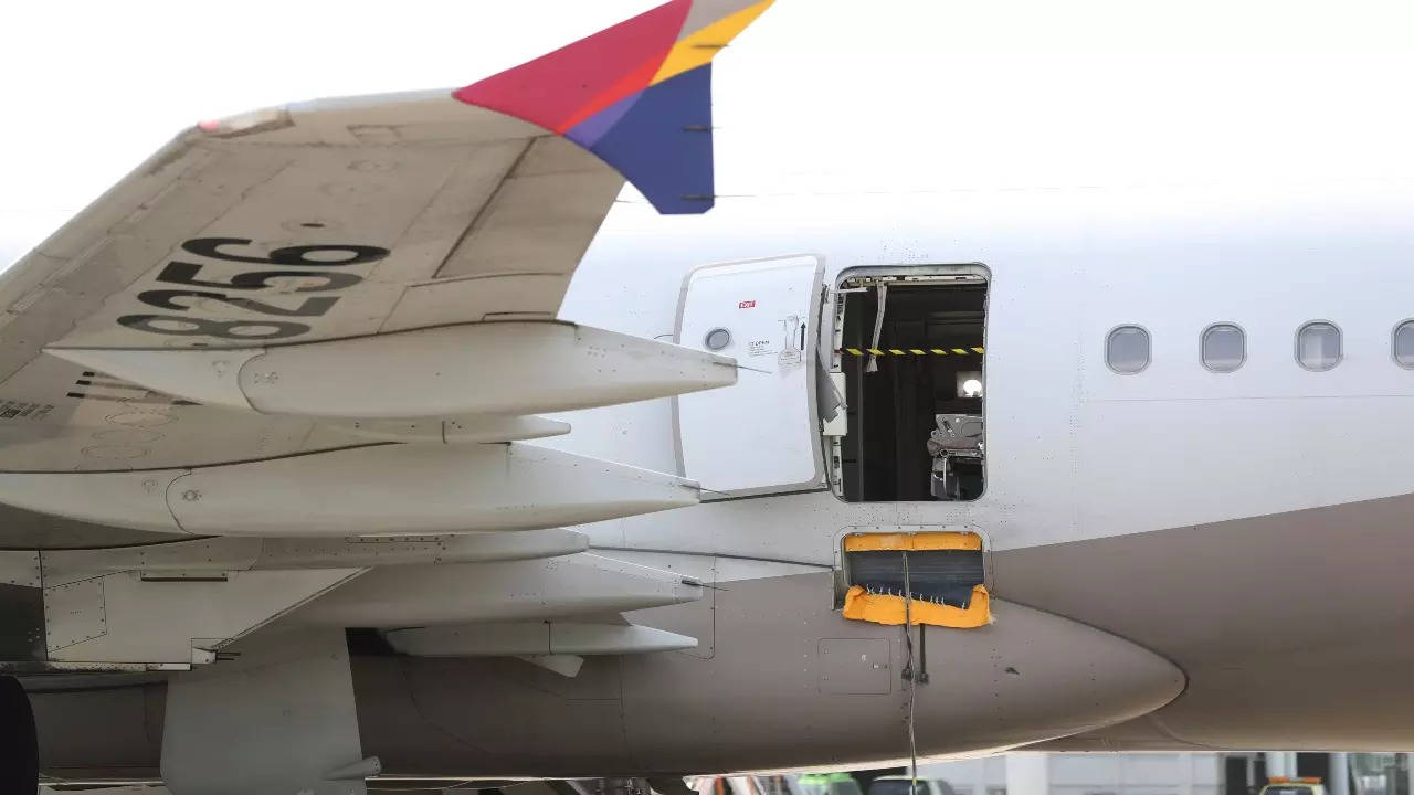 Güney Kore yolcu uçağı kapısı açık uçtu, güvenli bir şekilde indi