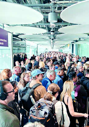 İngiltere'ye seyahat edenler, aksaklık e-kapıları kapatırken uzun süre beklemekle karşı karşıya