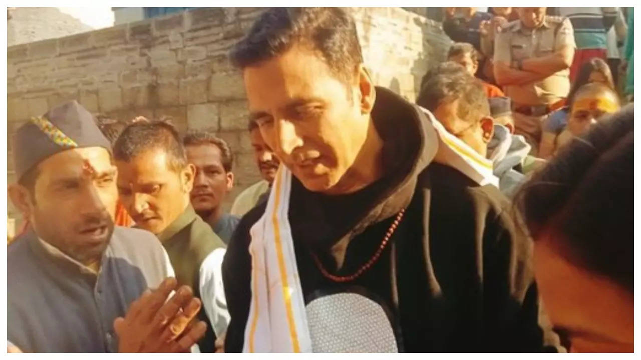Akshay Kumar offers prayers at Badrinath Dham, greets fans with folded hands | Hindi Movie News