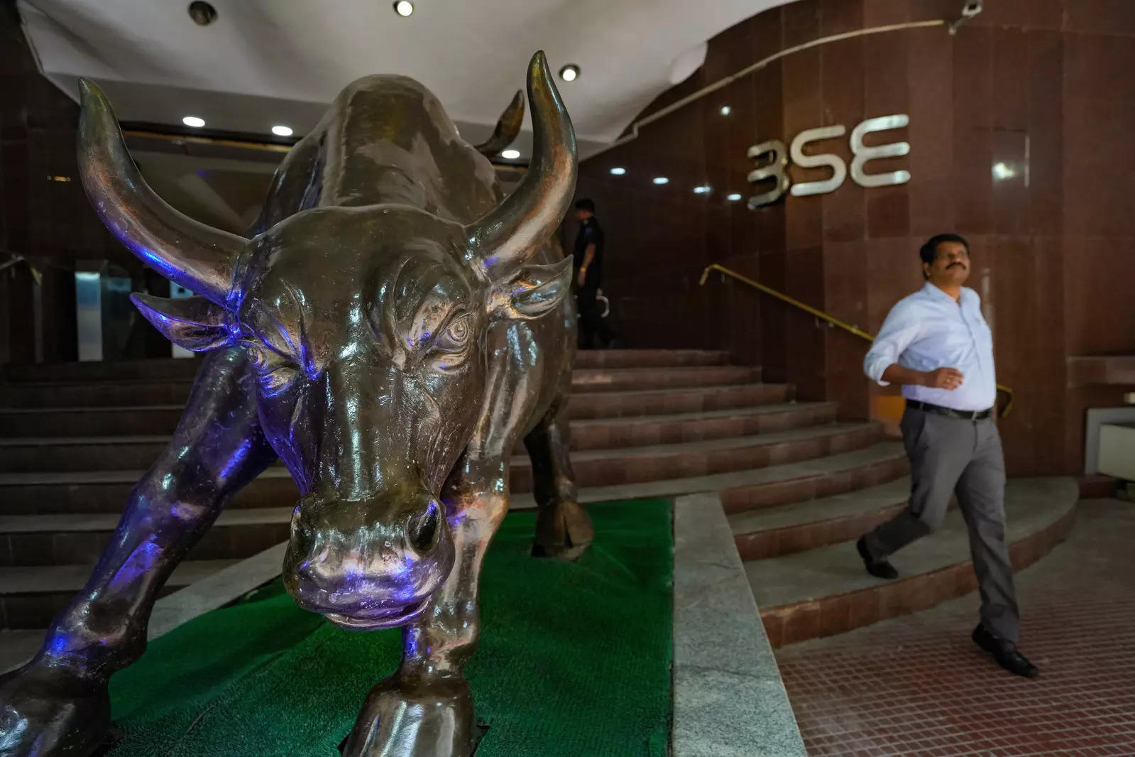 Sensex, Nifty extend gains to 3rd day on global stocks rally