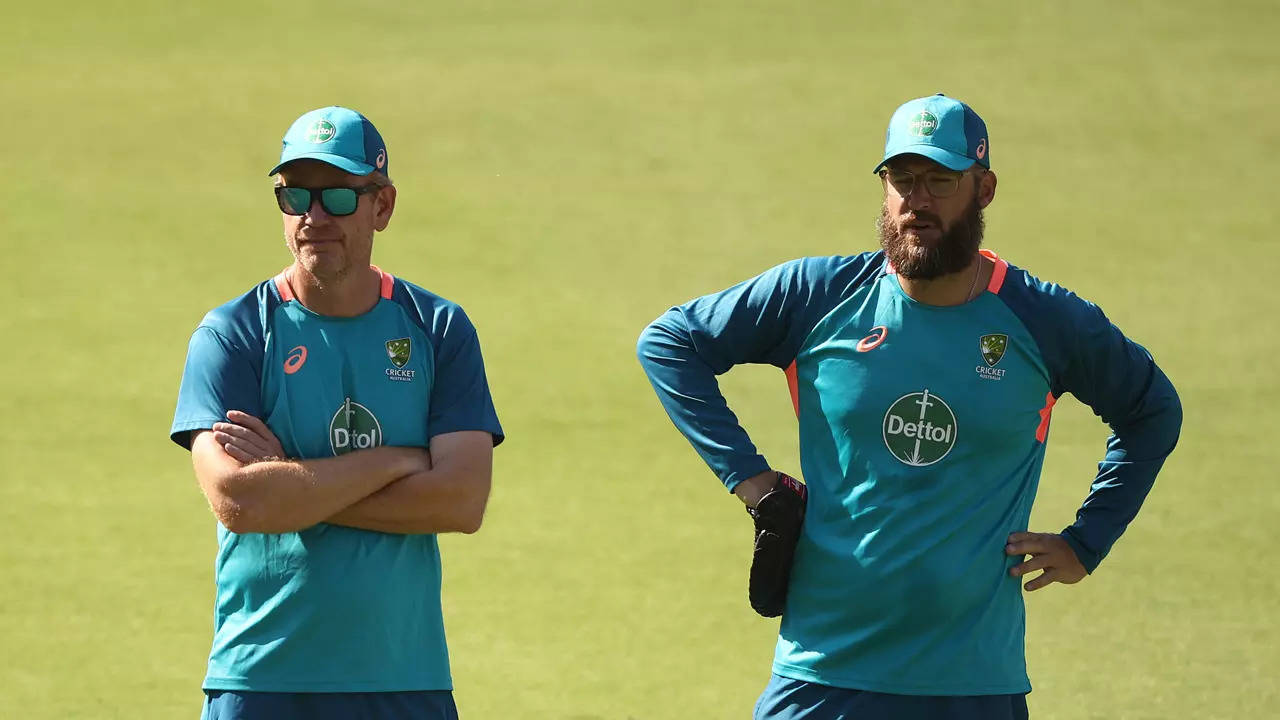 Australian coach Andrew McDonald and bowling coach Daniel Vettori (R). (Getty Images)