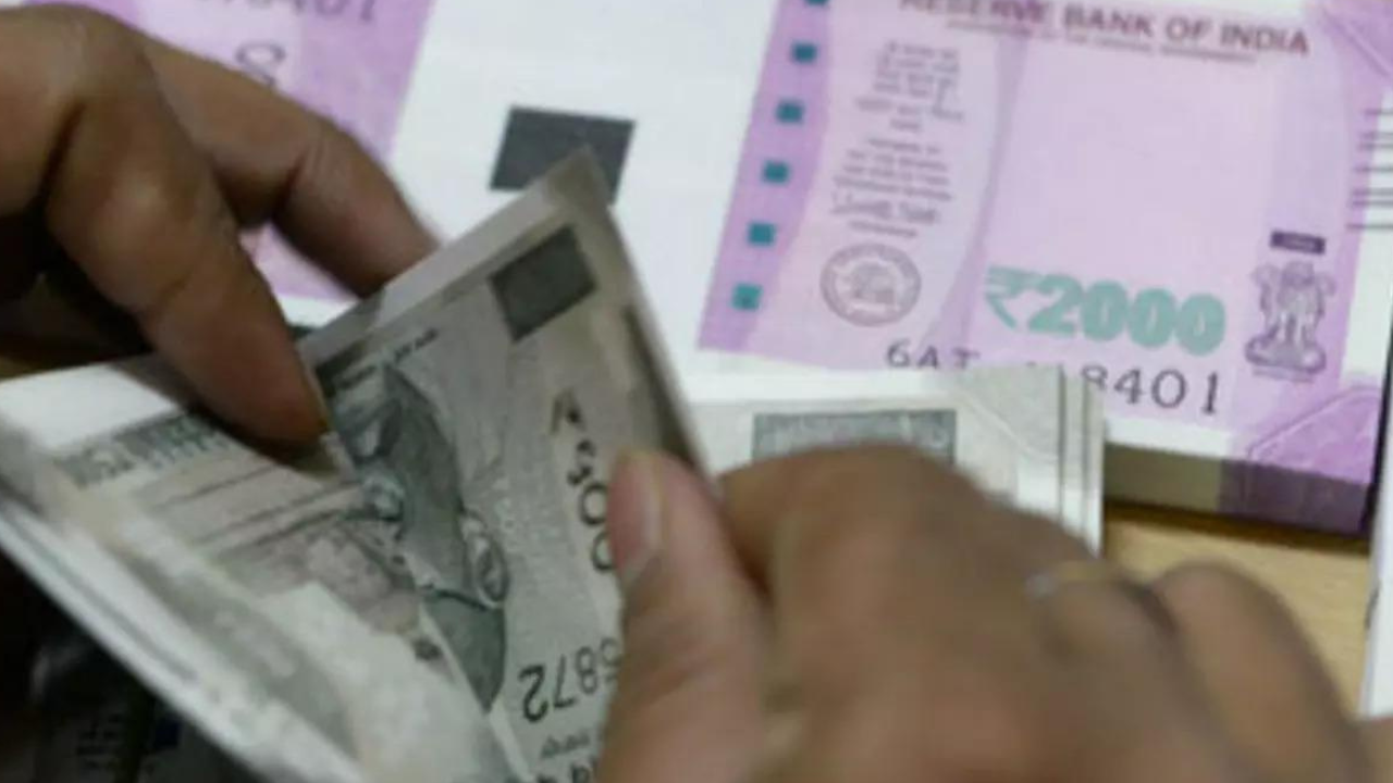 Rupee sees best week in five; traders await US jobs data