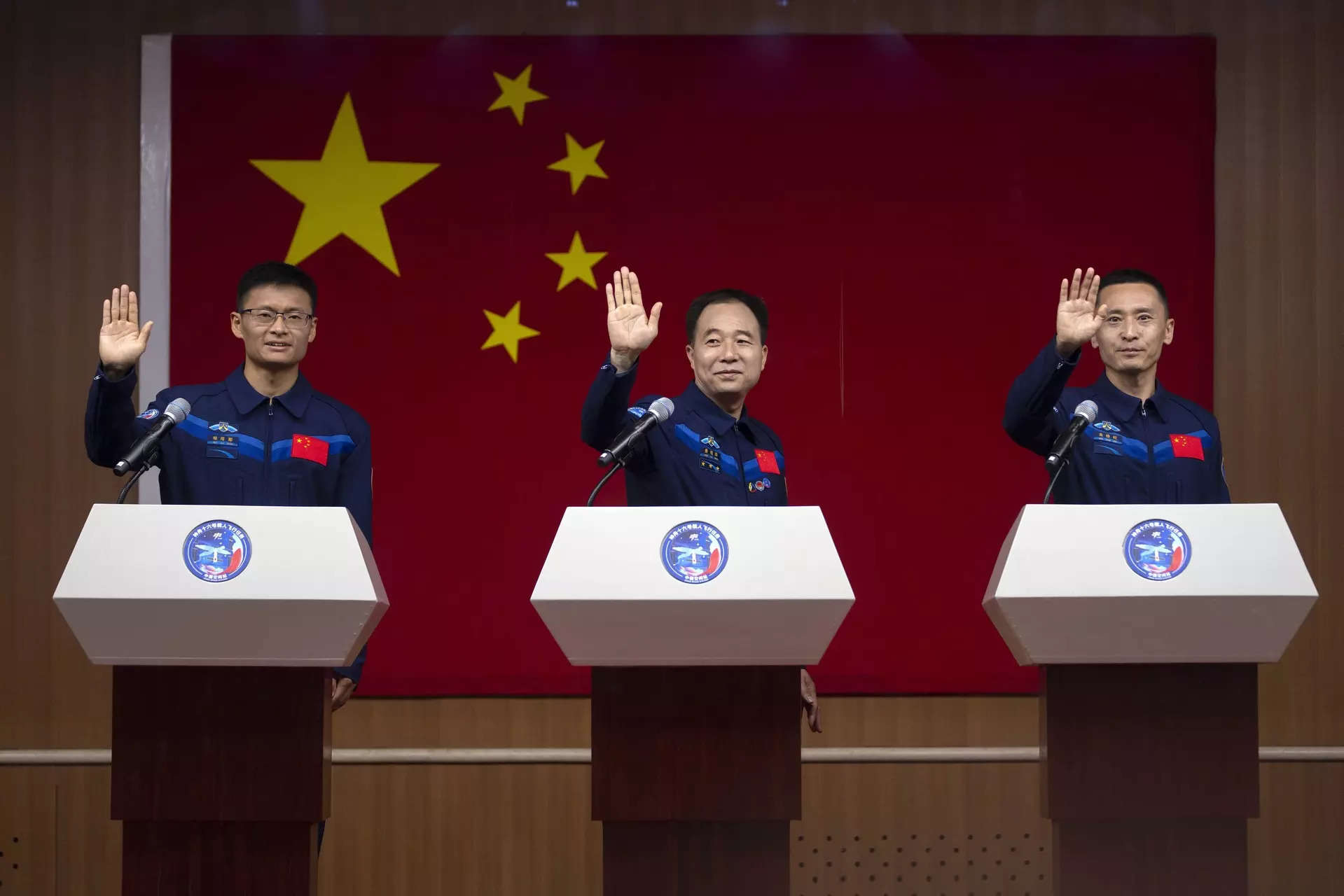 Üç Çinli astronot güvenli bir şekilde Dünya'ya döndü