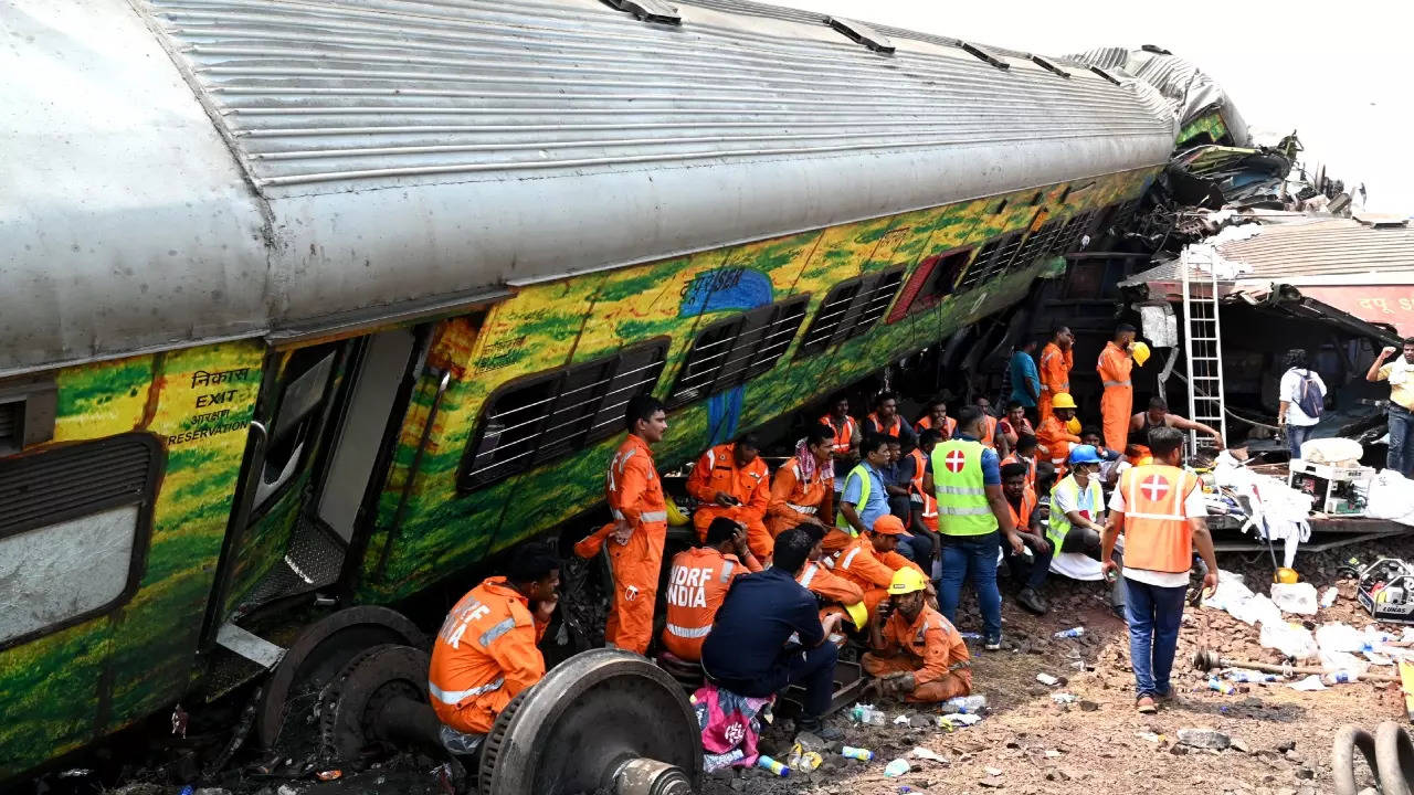 ओडिशा ट्रेन एक्सीडेंट : लाशों के ढेर से लेकर अस्पतालों में…, जिंदा होने की उम्मीद… Odisha Train Accident: From heaps of dead bodies to hospitals…, hope to be alive…