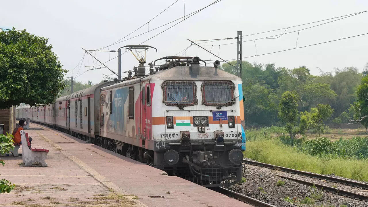 4 days after crash, Coromandel Exp crosses accident site