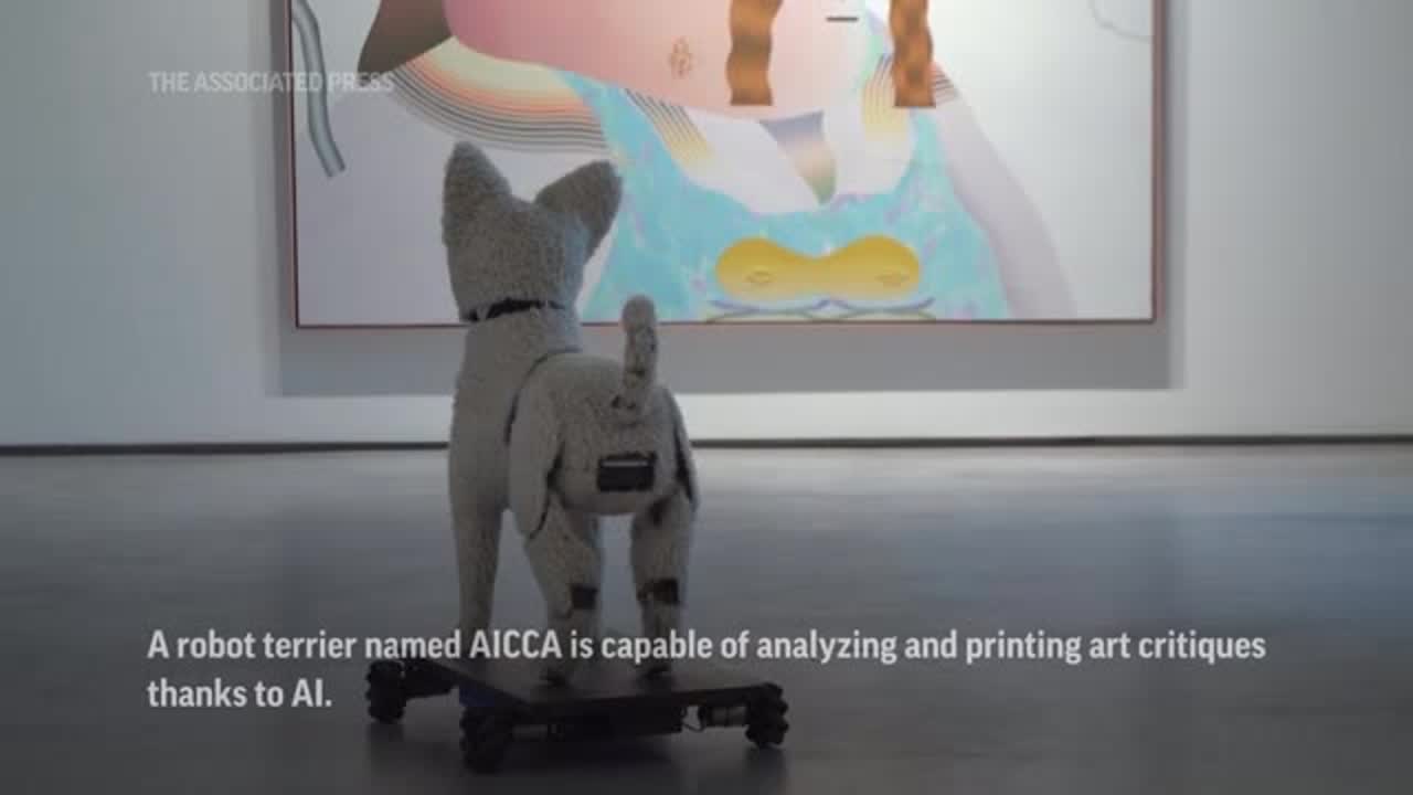 Perro robot utiliza IA para imprimir reseñas de arte en España |  Internacional