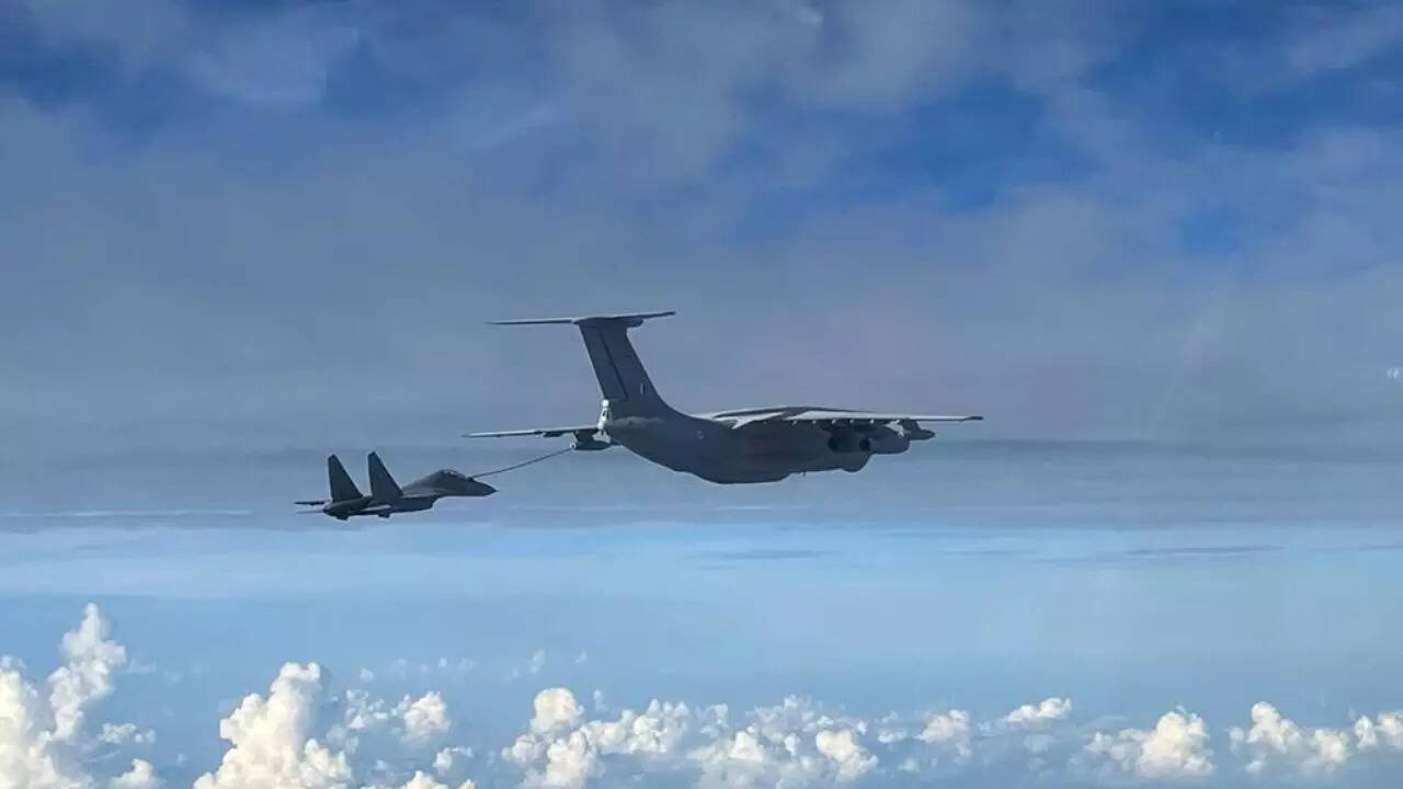 Sukhois carry out long-range precision-strike drill in IOR