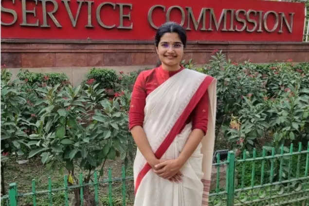 Meet Simran Bhardwaj, the Army Daughter Who Chose Civil Service Even After  Getting Selected as a Lieutenant in Indian Army -