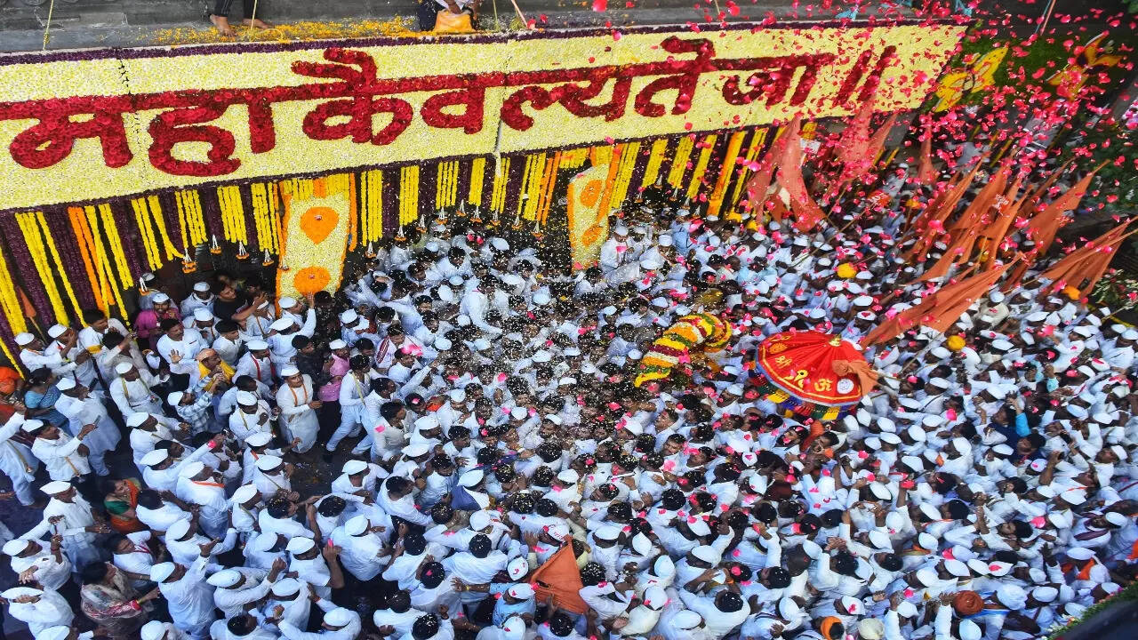 Lathicharge on devotees, says oppn; Fadnavis denies charge
