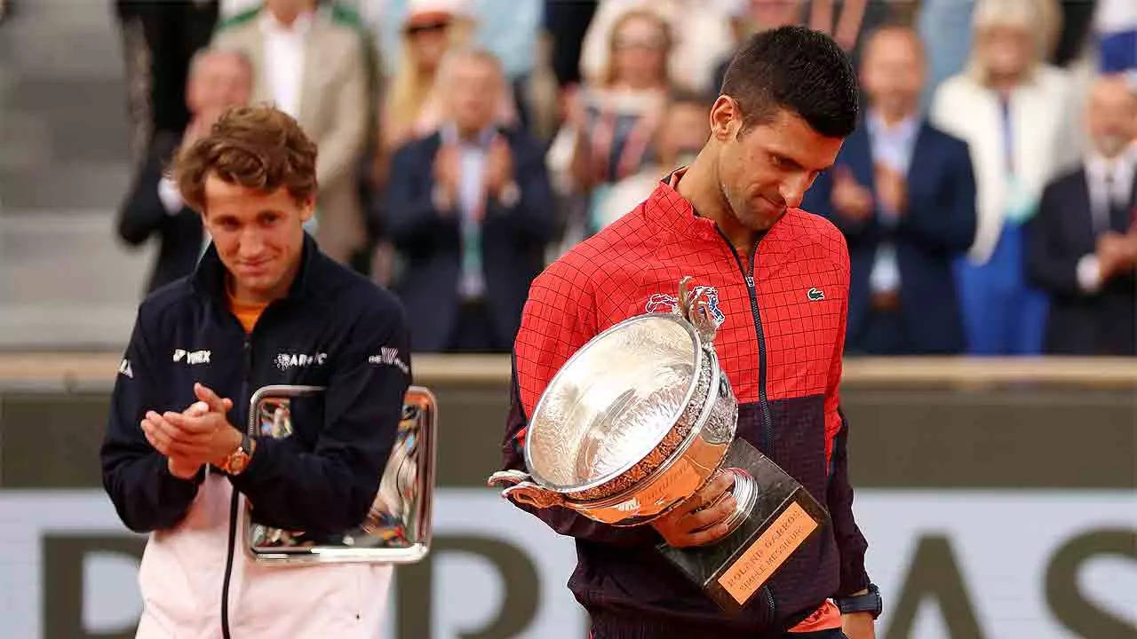 Novak Djokovic is applauded by Casper Ruud after the French Open final. (Photo by Clive Brunskill/Getty Images)