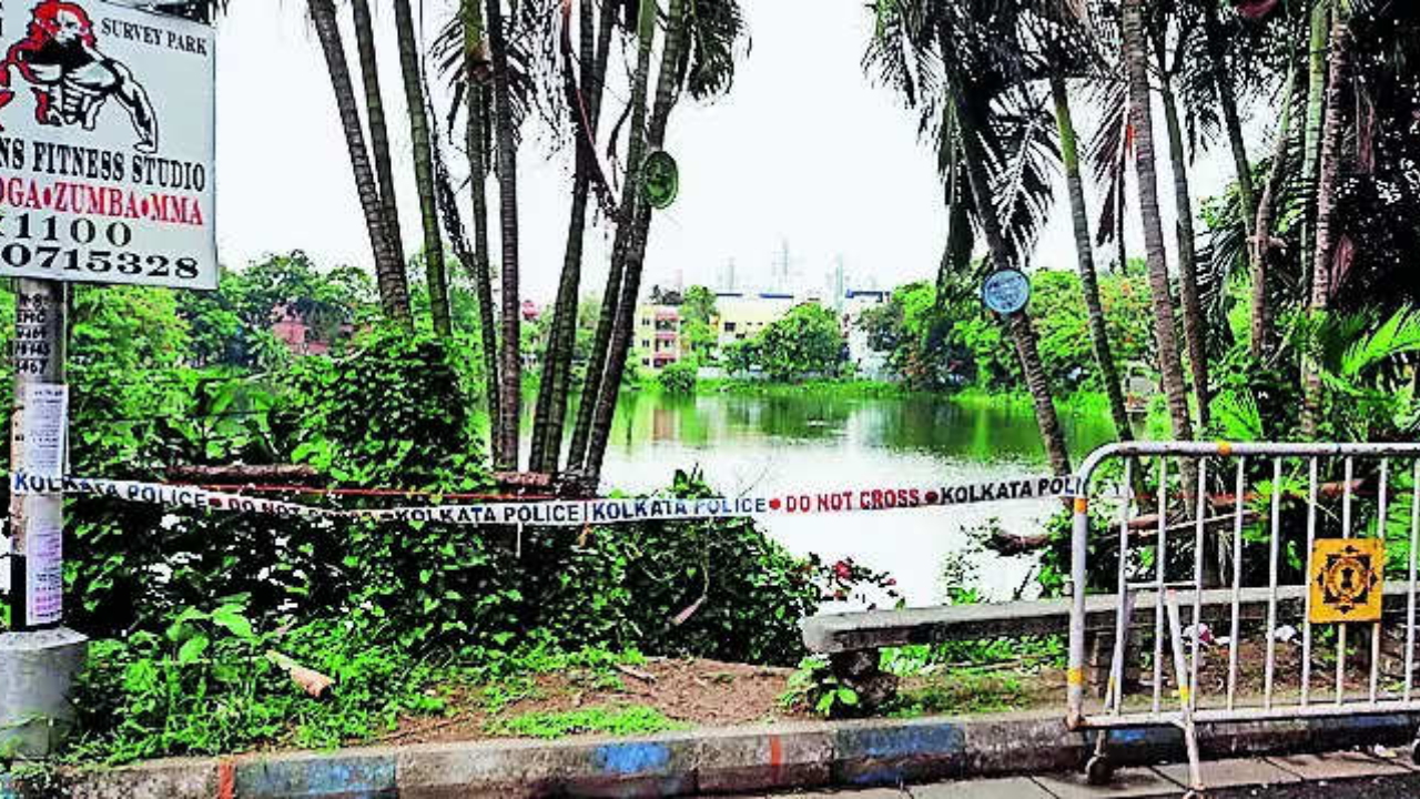 Jilted lover chases girl into pond, stabs her thrice, tries to drown her in Kolkata | Kolkata News – Times of India