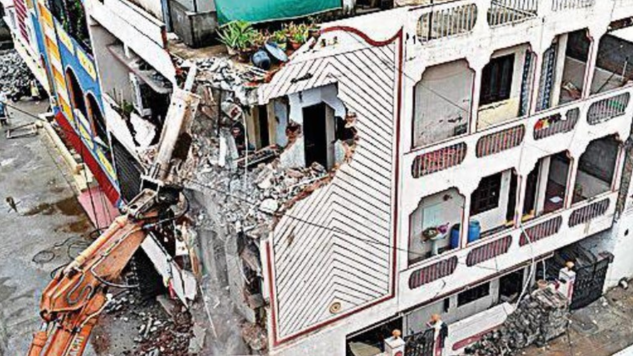 Hydraulic jacks lift house with 16 inside, triggers perilous tilt