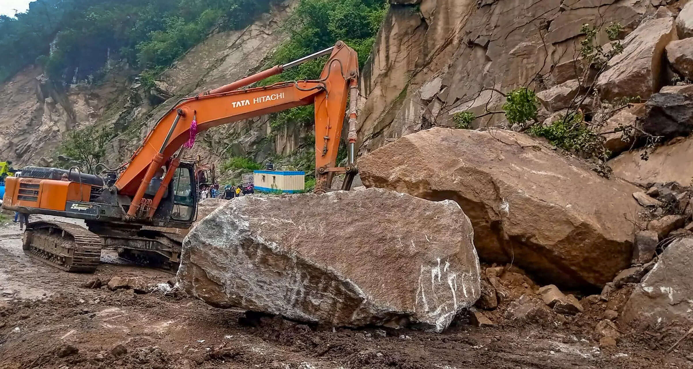 Landslides leave tourists stranded on Manali NH for 24 hours