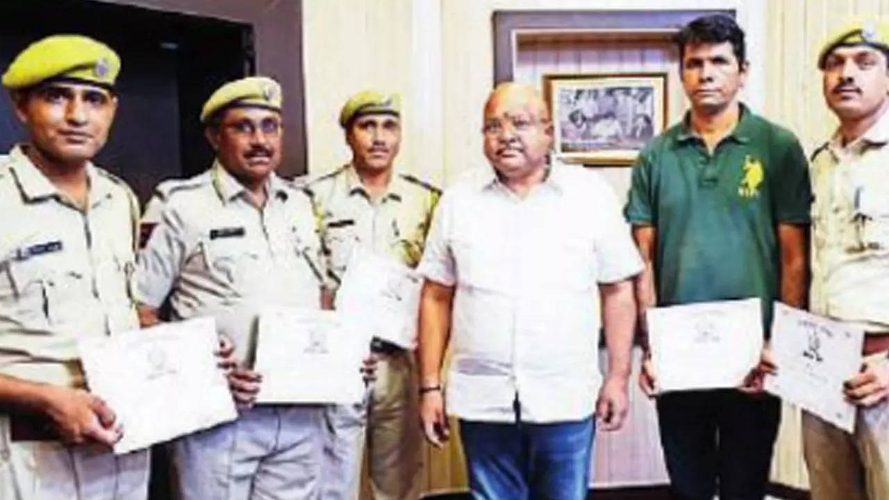 Kota city SP Sharad Choudhary felicitates five policemen on Tuesday