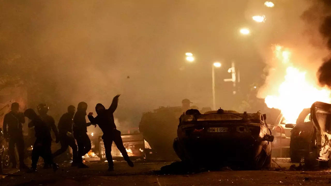 French police, protesters clash in multiple towns after 17-yr-old boy's killing