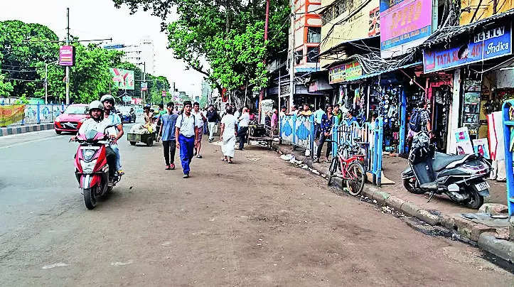 Cars, Pedestrians Reclaim Mullick Bazar Road, Pavement | Kolkata News – Times of India
