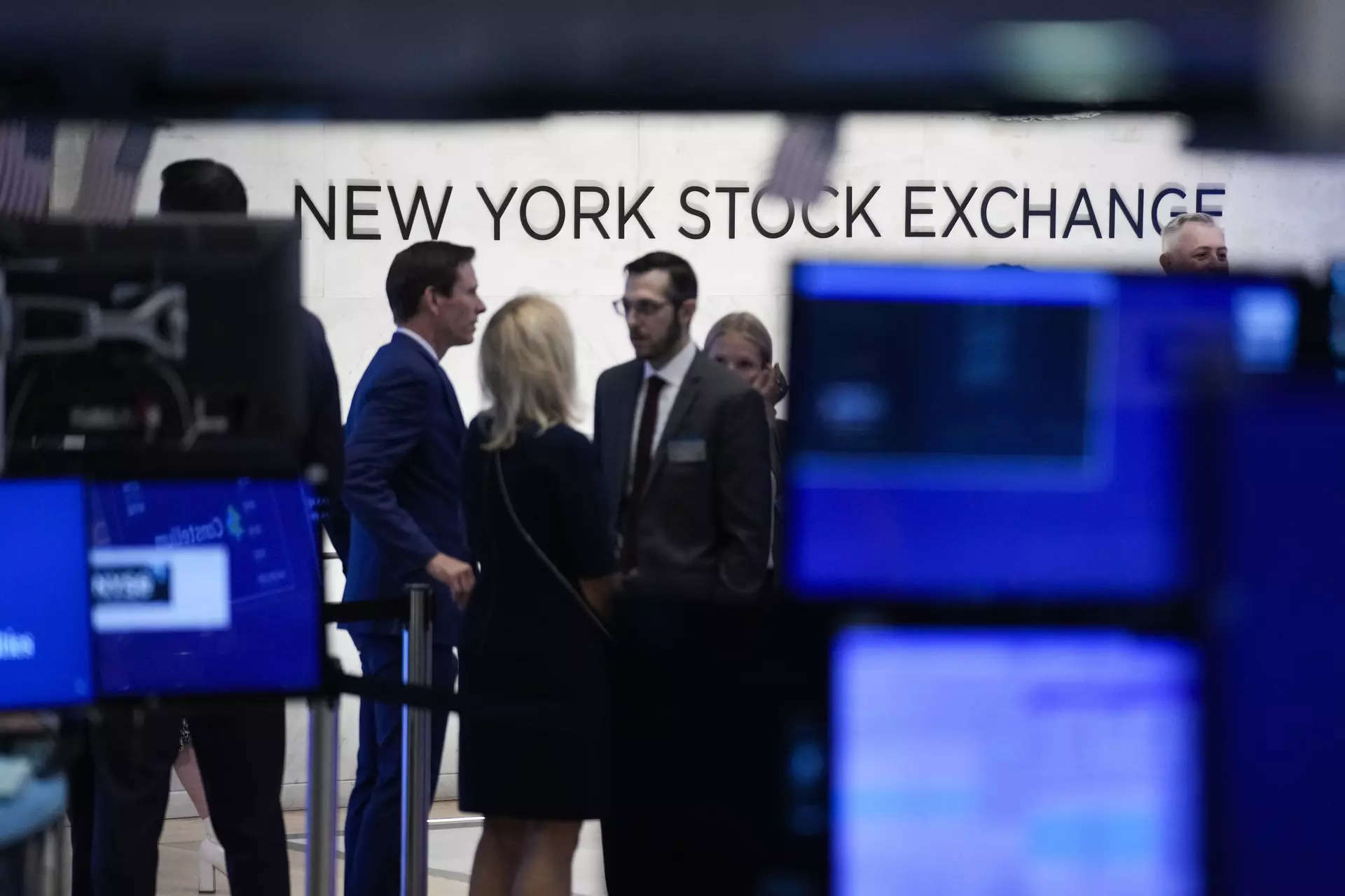 US stocks dip as Fed minutes suggest more rate hikes ahead