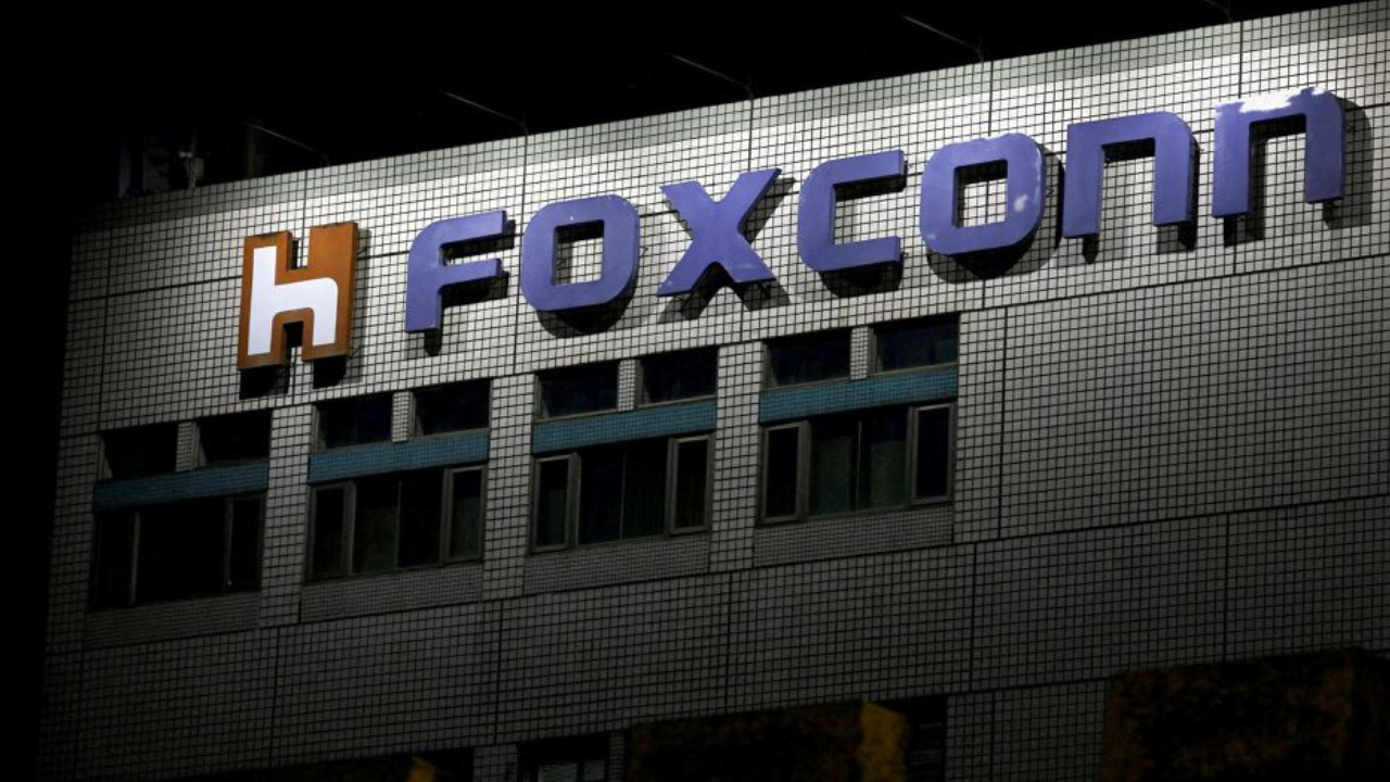 Foxconn withdraws from $19.5 billion Vedanta chip plan in India - Times of  India