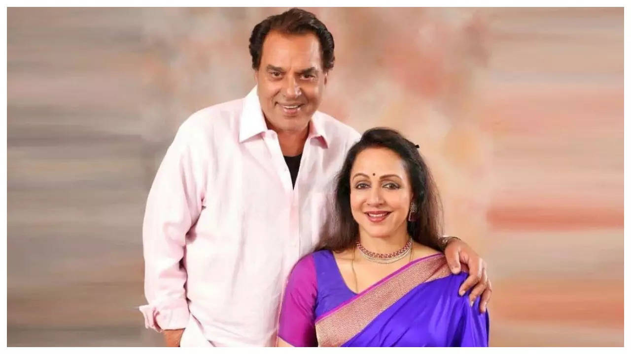 Hema Malini says she doesnt feel bad about living in separate house from husband Dharmendra Hindi Movie News
