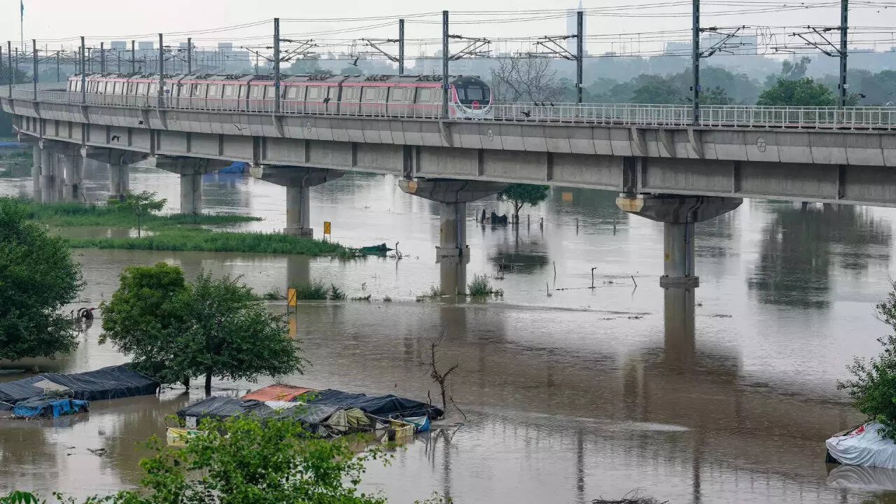 Army engineers called in to plug ITO breach; Yamuna begins receding