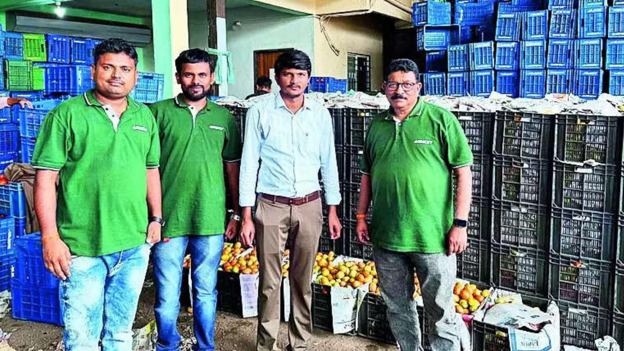 Varanasi first destination for Maharashtra tomato dispatch | Nashik News – Times of India