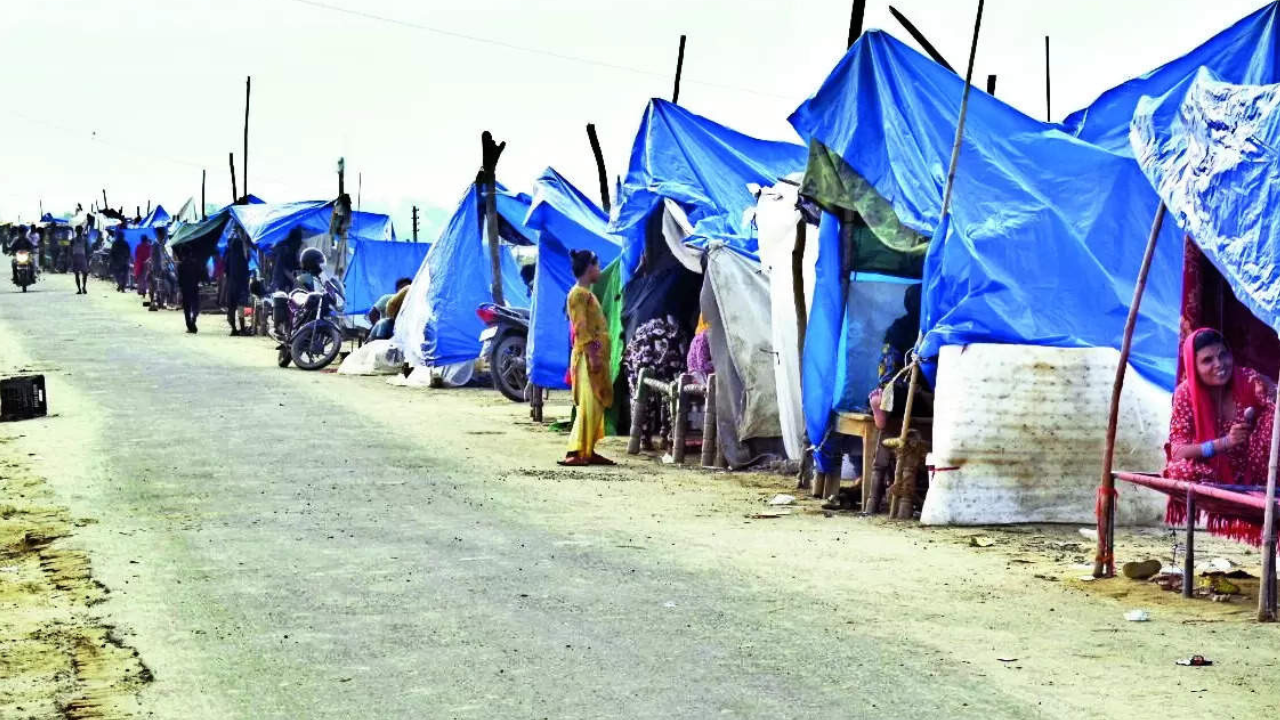 The district administration and a number of NGOs have been providing medical care and food packets to the 3,000-odd people displaced by the floods and taking shelter in tents off Pushta Road 