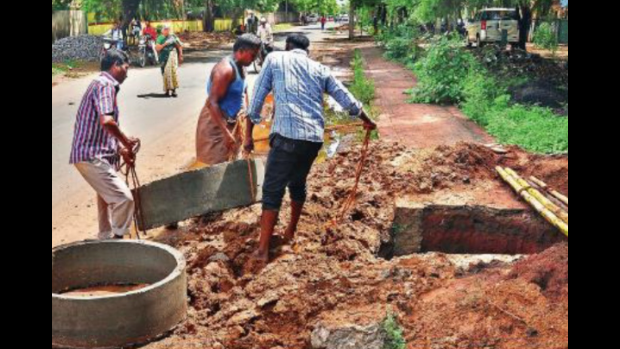 <p>Civic workers in Madurai, Tamil Nadu, set up groundwater recharge structures at spots along roads where water collects<br></p>