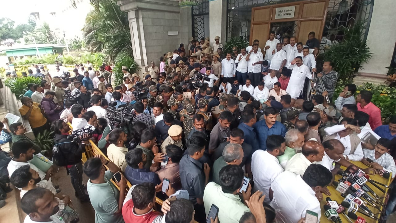 10 BJP MLAs suspended from Karnataka assembly