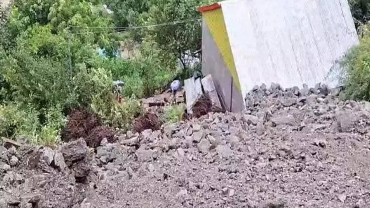 Landslide in Raigad, 22 people rescued, many feared trapped